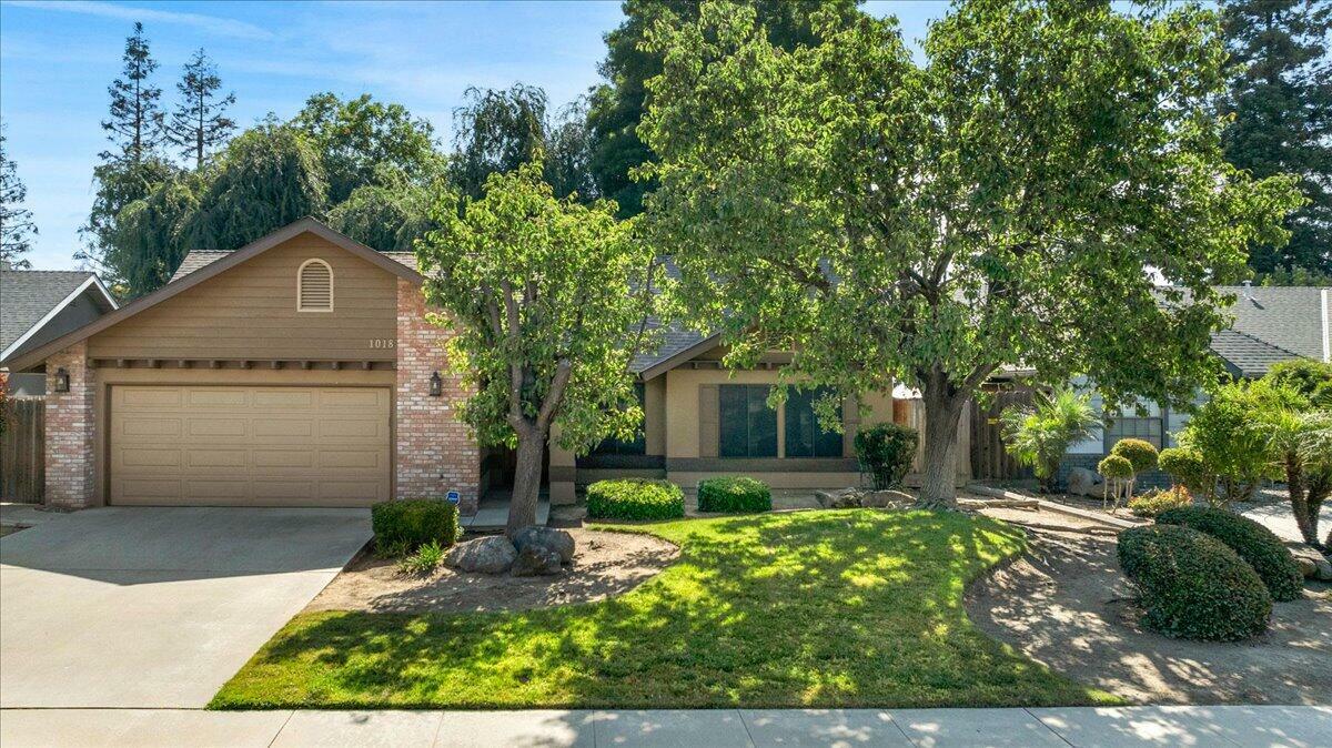 Property Photo:  1018 N Chinowth Street  CA 93291 