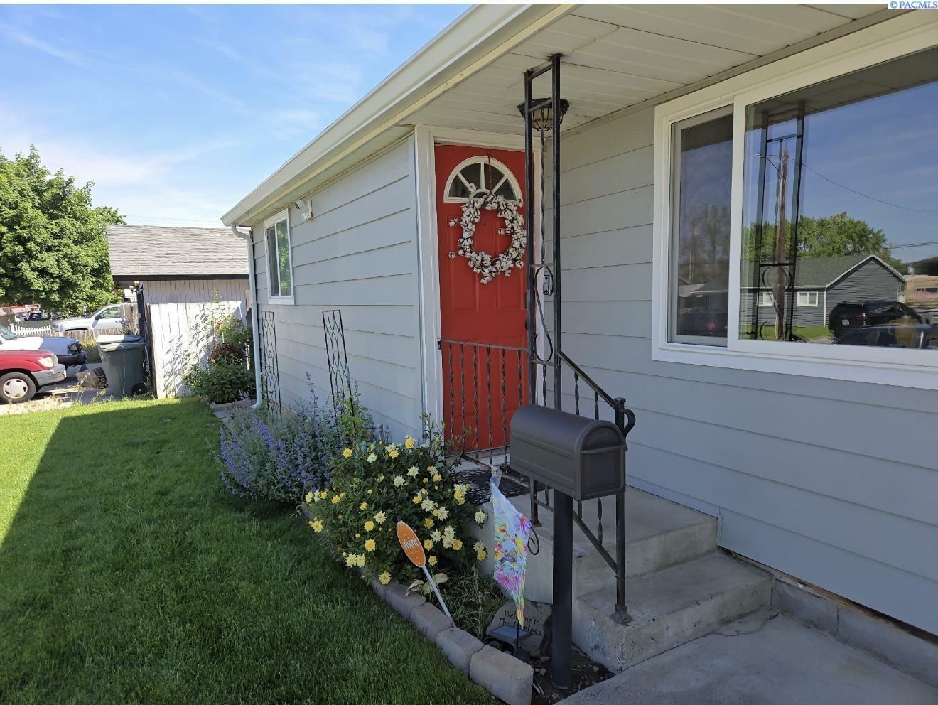 Property Photo: 704 Sanford Ave WA 99352