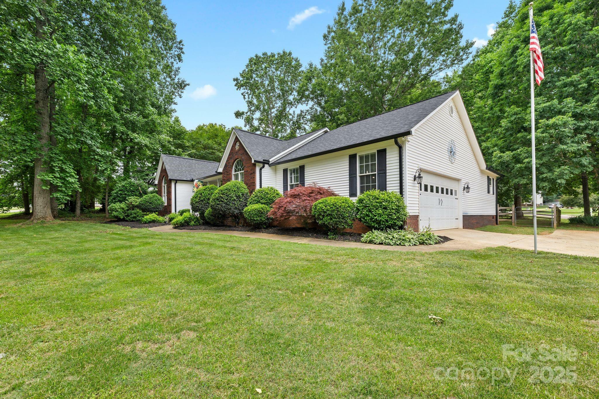 Property Photo: 1004 Gracebrook Drive NC 28147