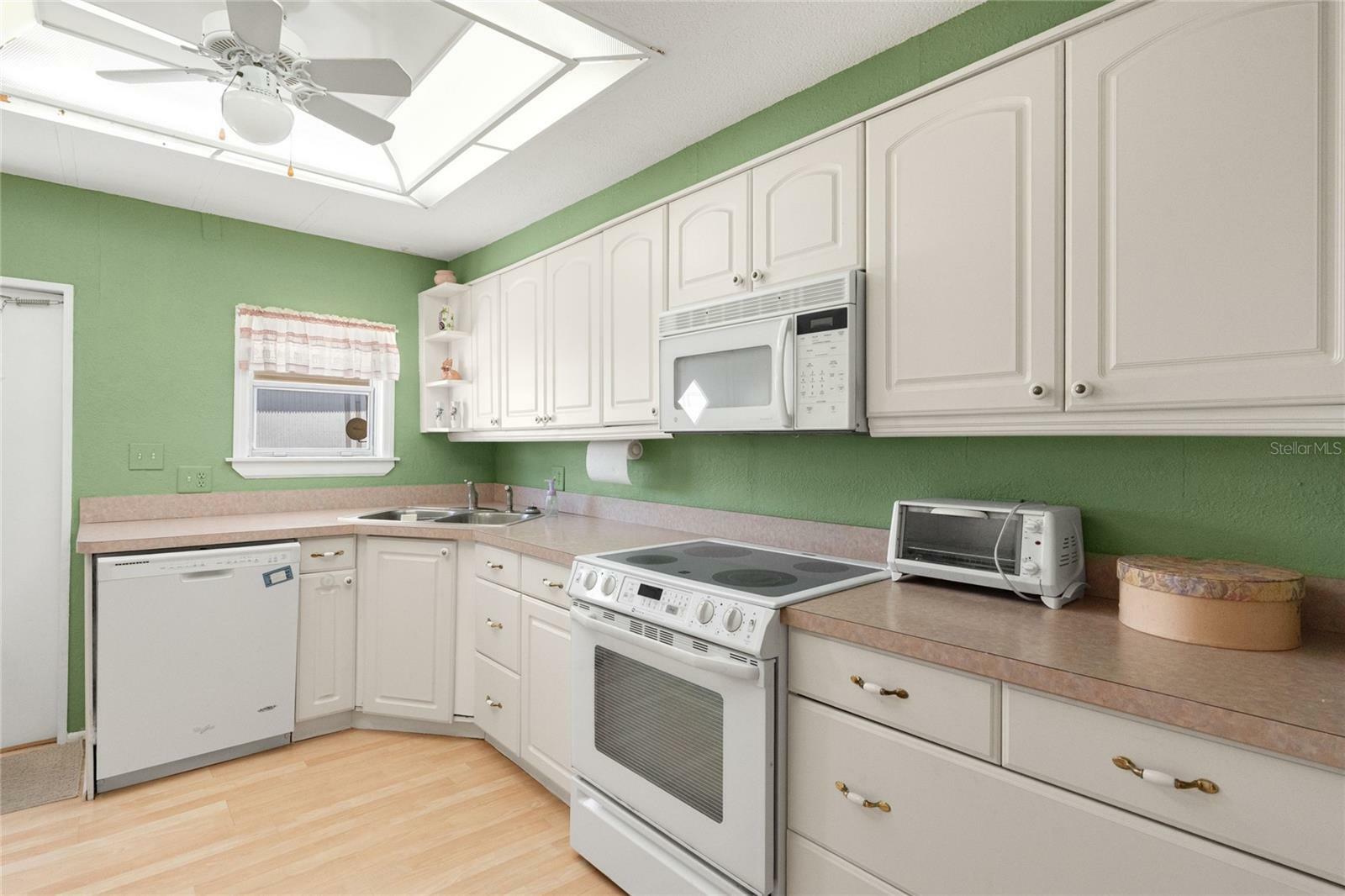 Property Photo: 307 White Oak Way FL 34237