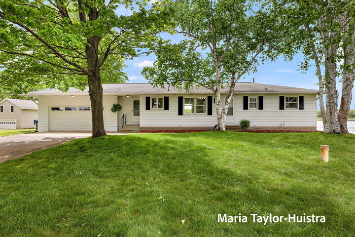 Property Photo:  16040 Robrick Avenue  MI 49417 