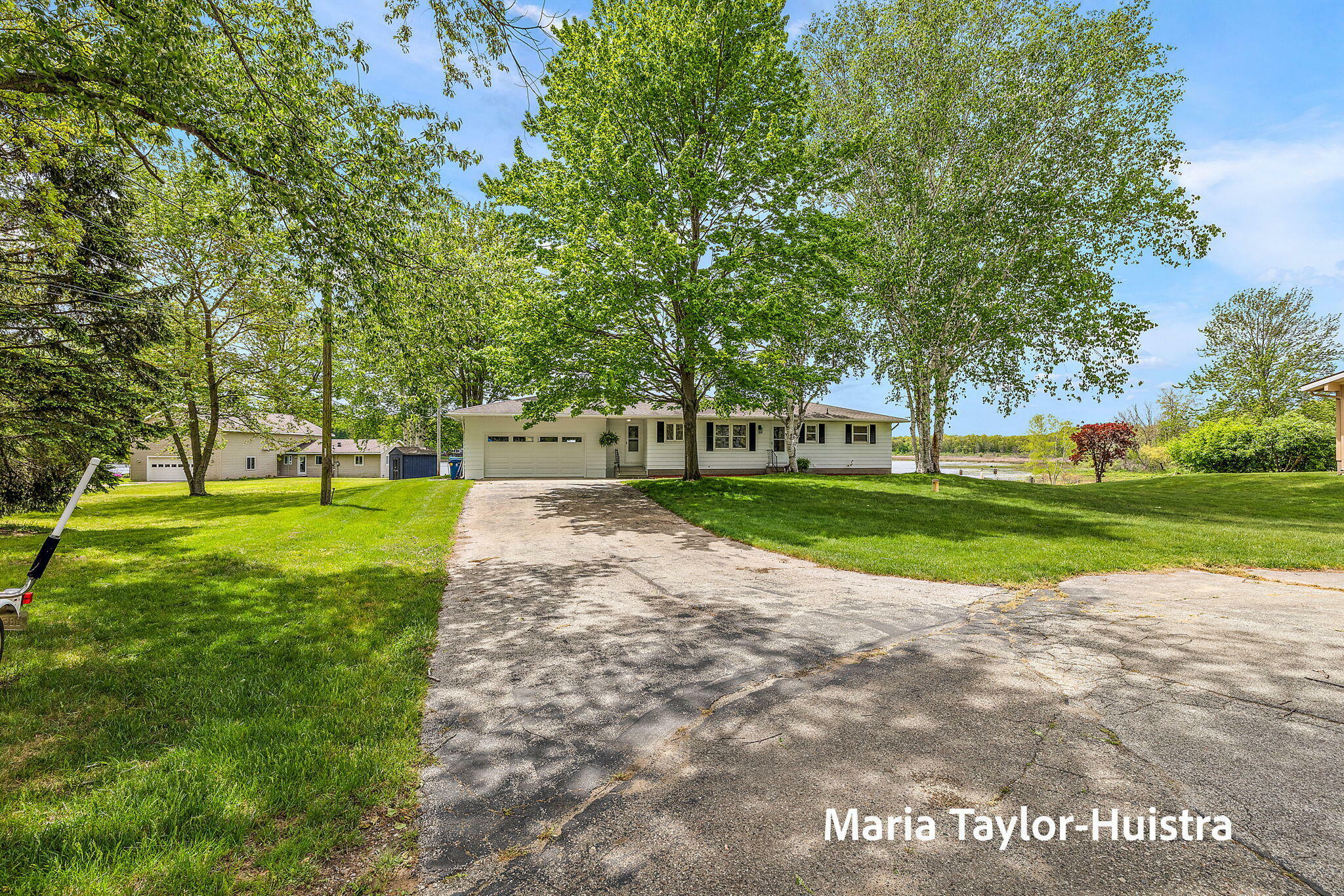 Property Photo:  16040 Robrick Avenue  MI 49417 