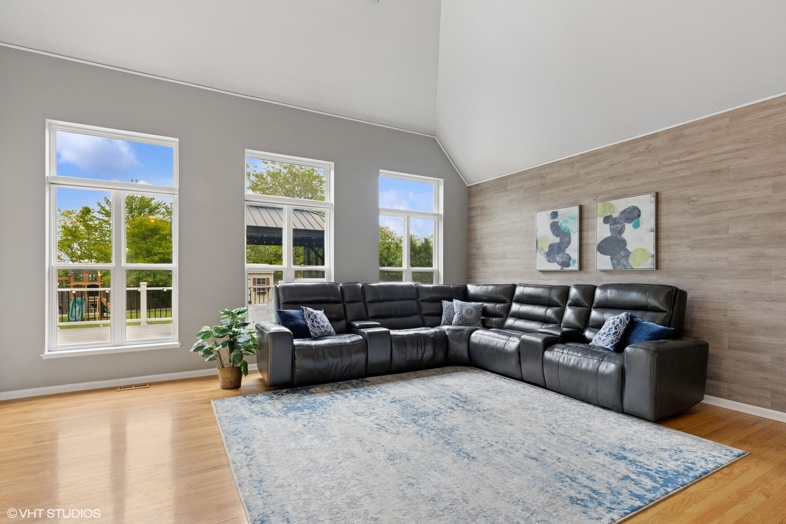Property Photo: 527 Capital Lane IL 60031