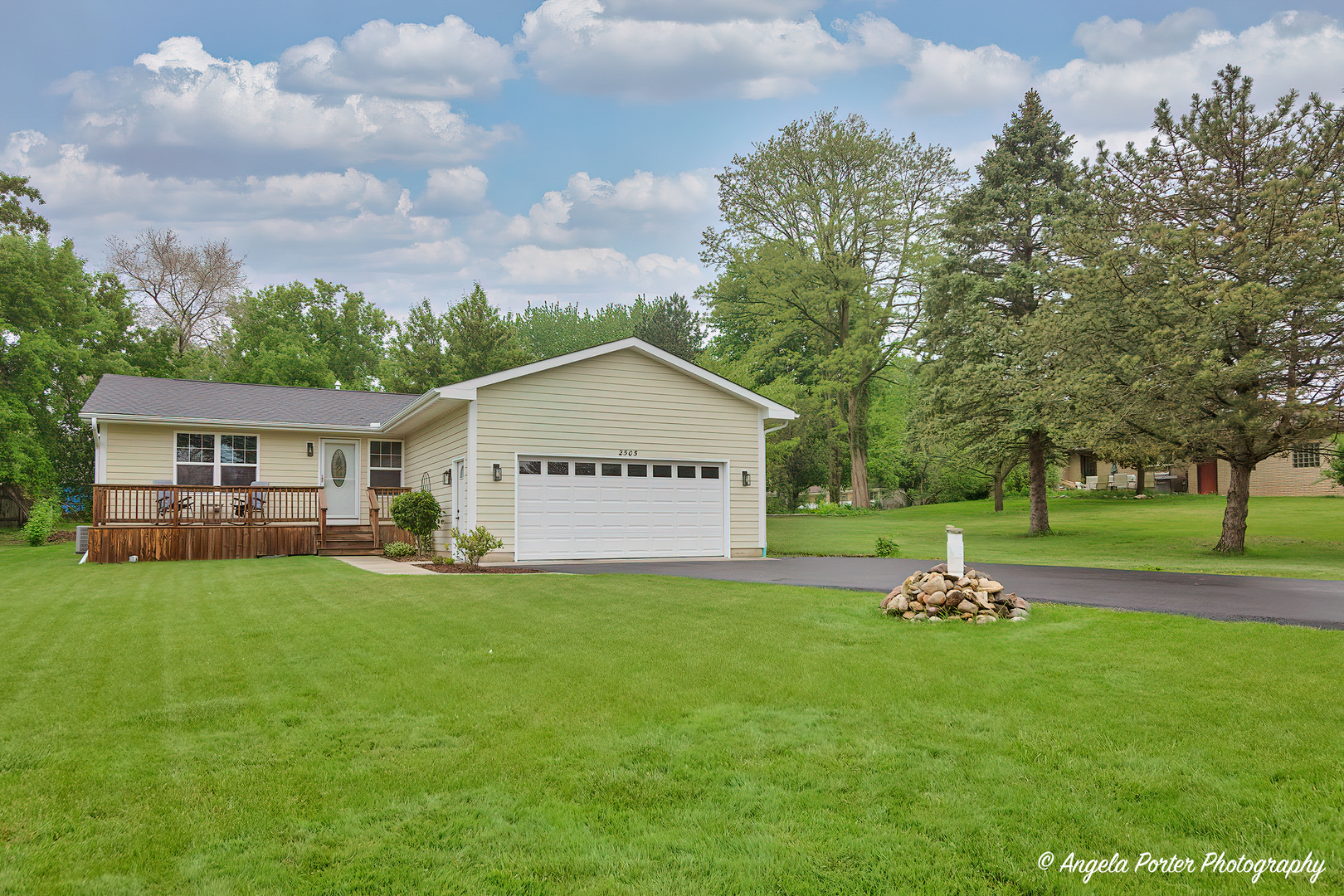 Property Photo: 2505 S Harriet Lane IL 60051
