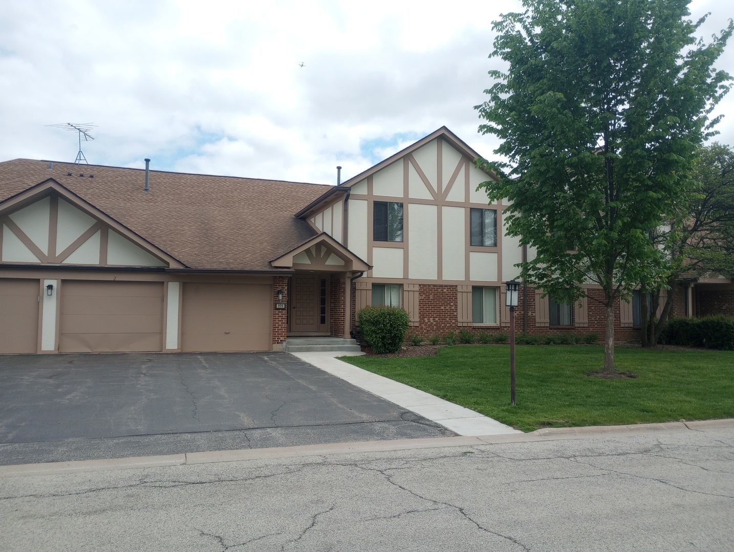 Property Photo: 936 Surrey Drive 1A IL 60193