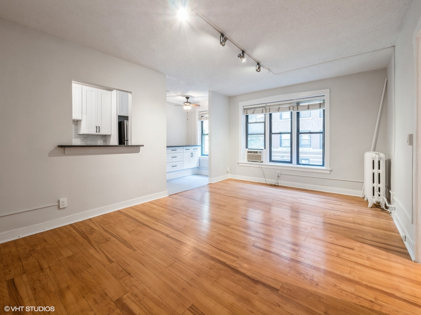 Property Photo: 725 W Sheridan Road 207 IL 60614