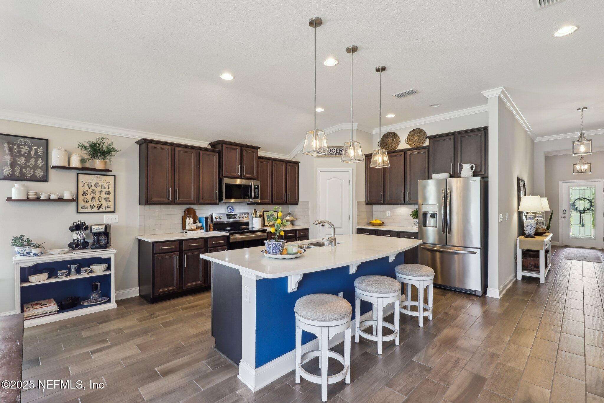 Property Photo: 284 Queen Victoria Avenue FL 32259