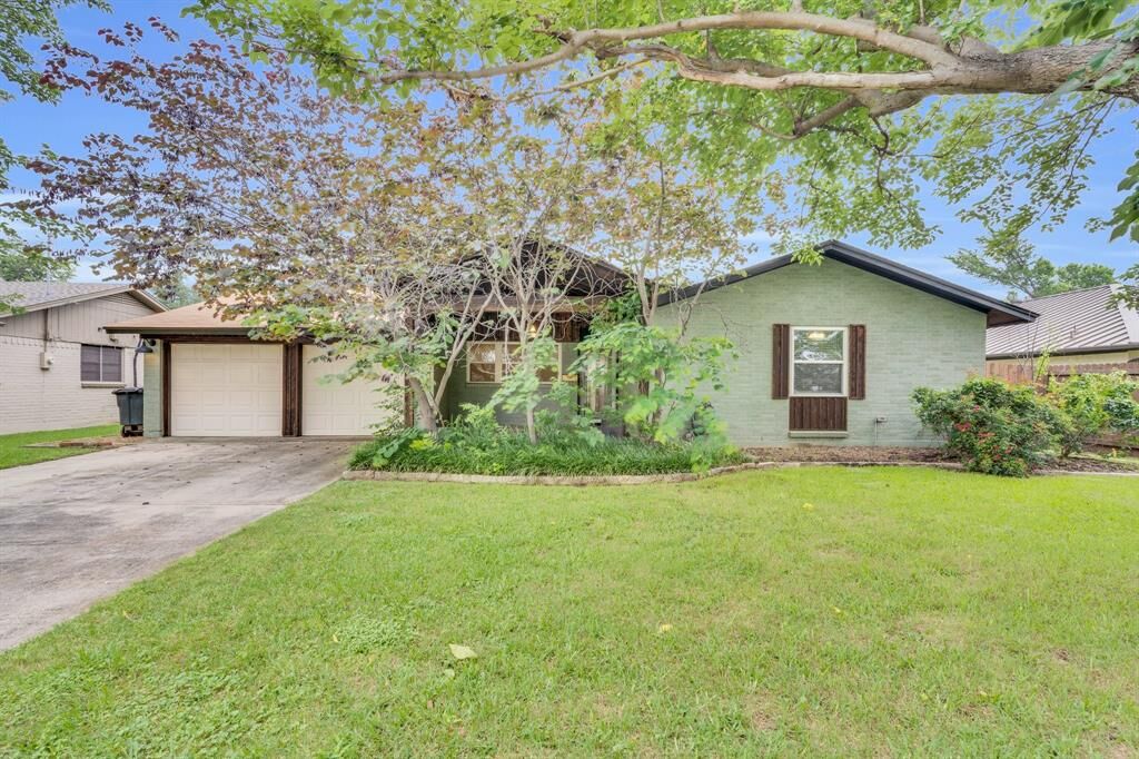Property Photo: 804 Livingston Drive TX 76053