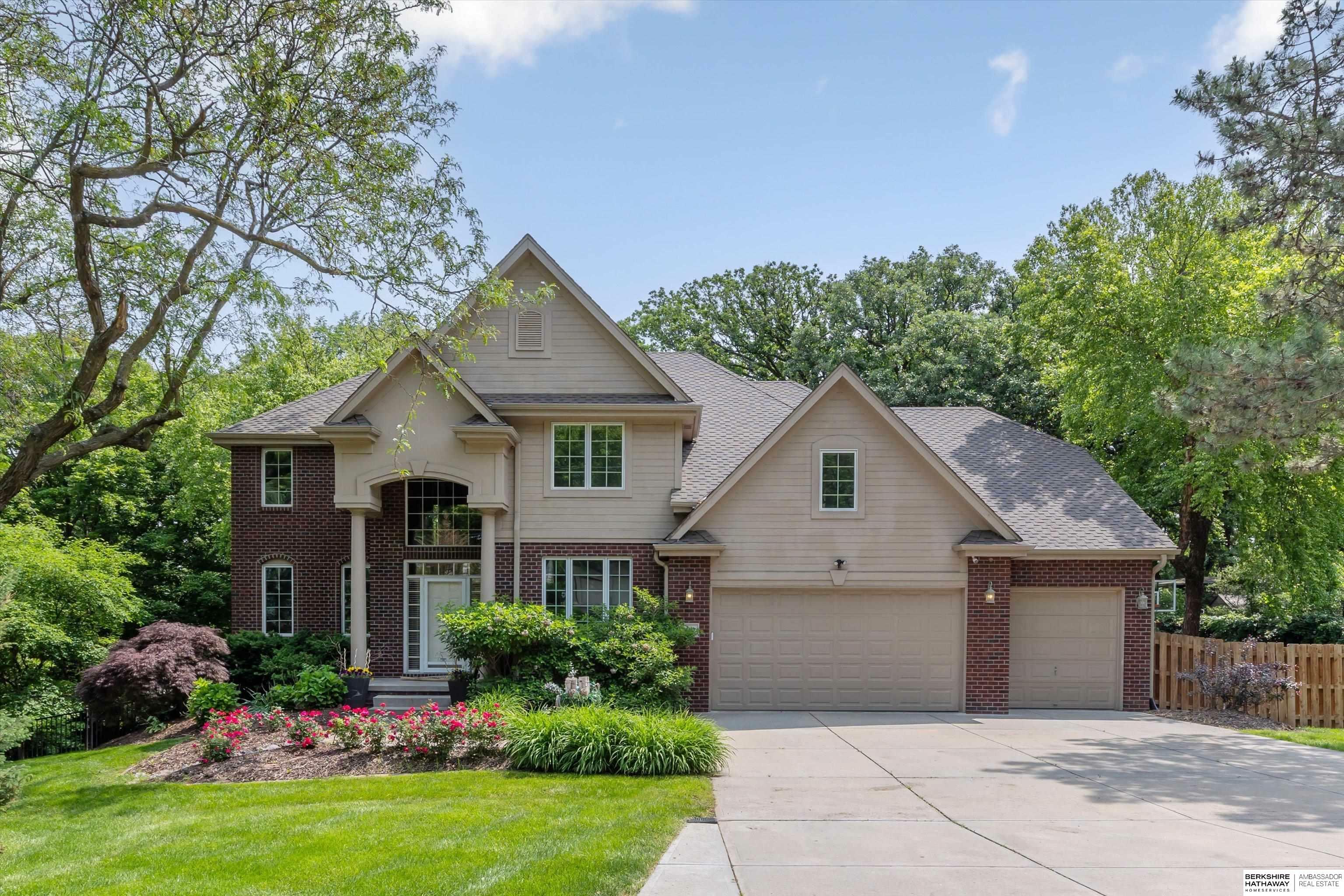Property Photo: 2427 S 97th Avenue NE 68124
