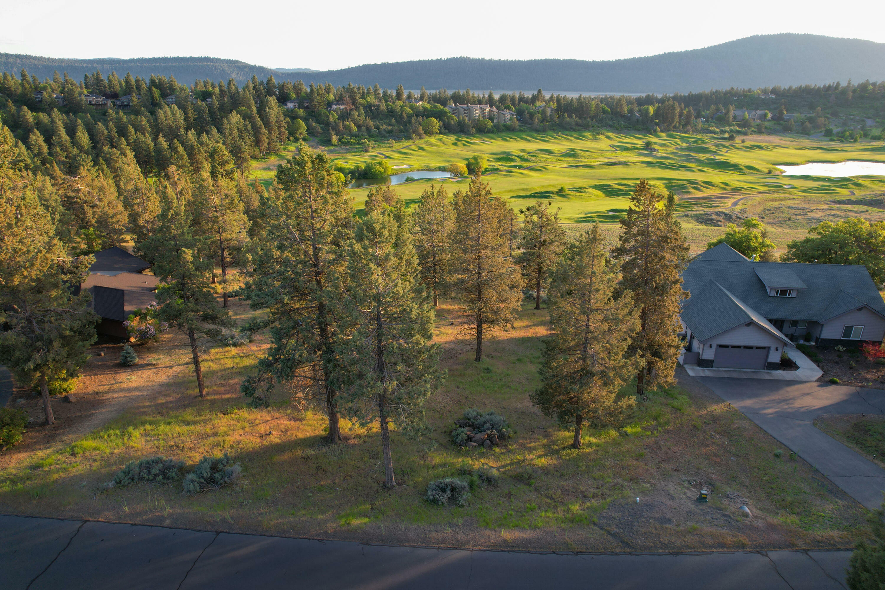 Property Photo: 569 Kestrel Road OR 97601