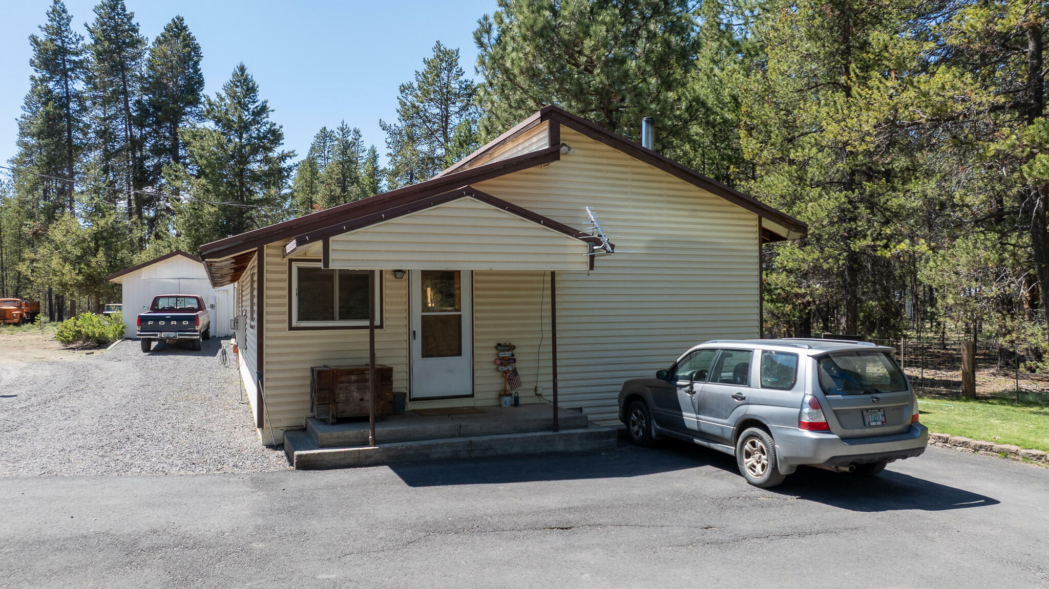Property Photo: 52365 Stearns Road OR 97739