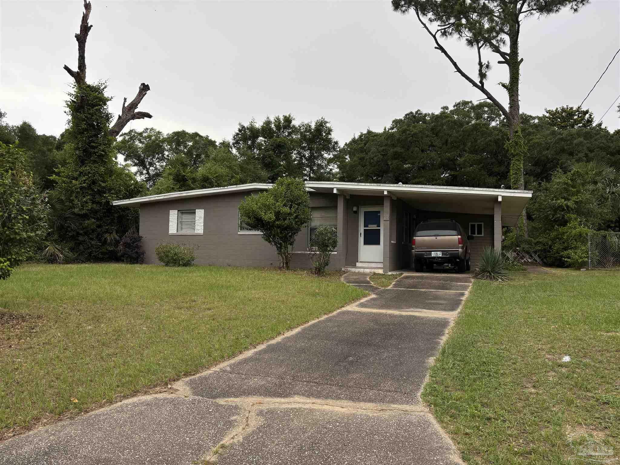 Property Photo: 115 Warwick Ave FL 32503