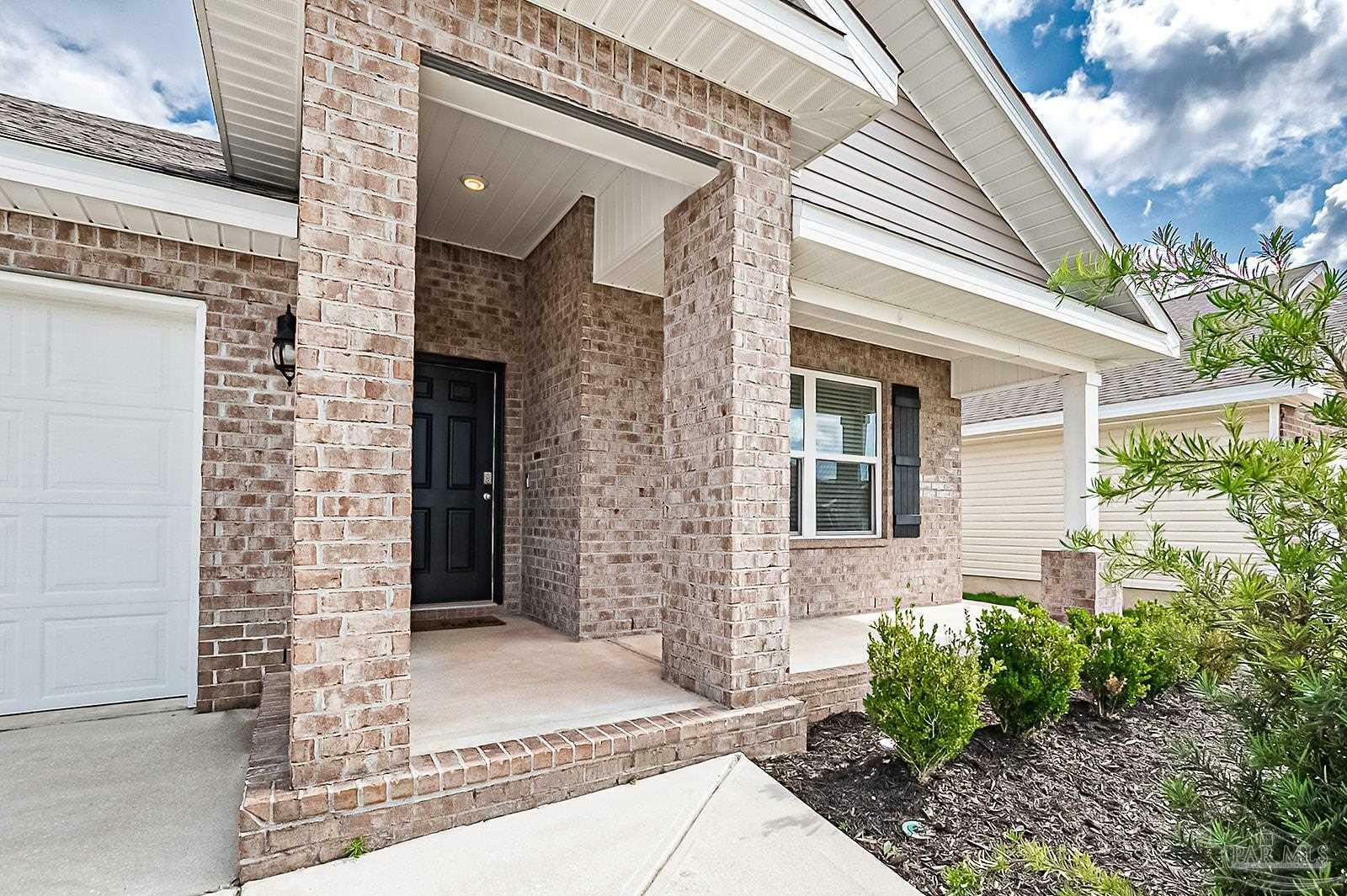 Property Photo: 5805 Guinevere Ln FL 32583