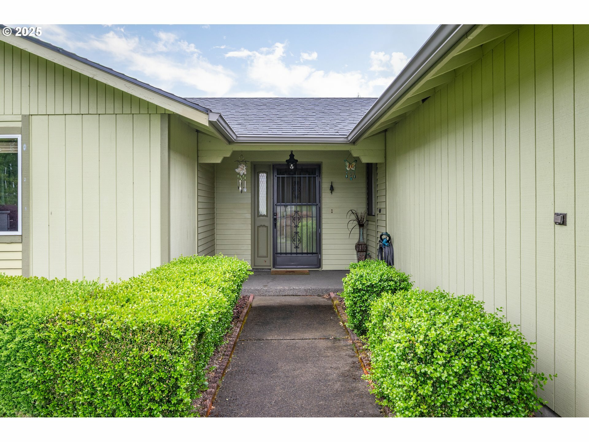 Property Photo: 2412 Mulberry Ave WA 98632