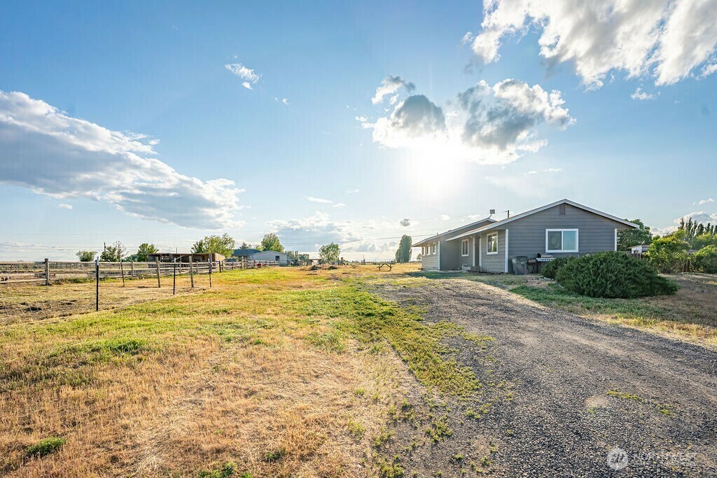 Property Photo: 13576 NE Road 10 WA 98837