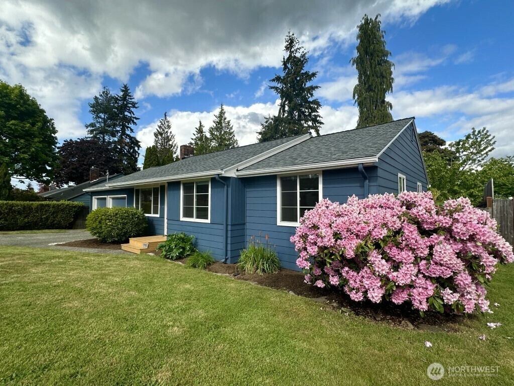 Property Photo: 15722 1st Avenue NW WA 98177