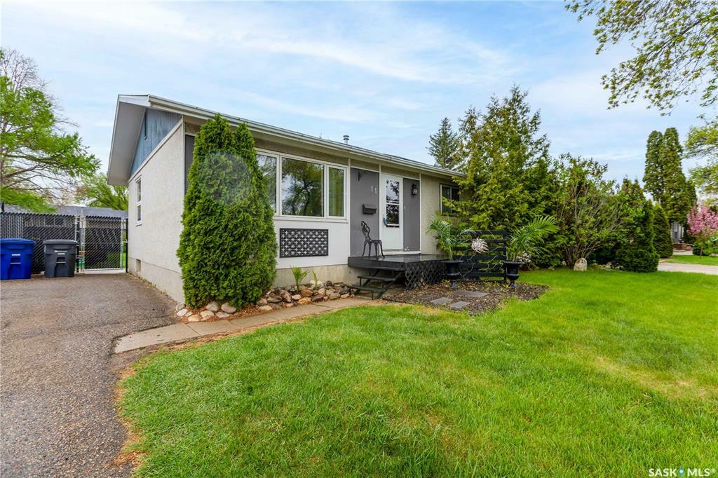 Property Photo: 11 Selkirk Crescent SK S7L 4J4