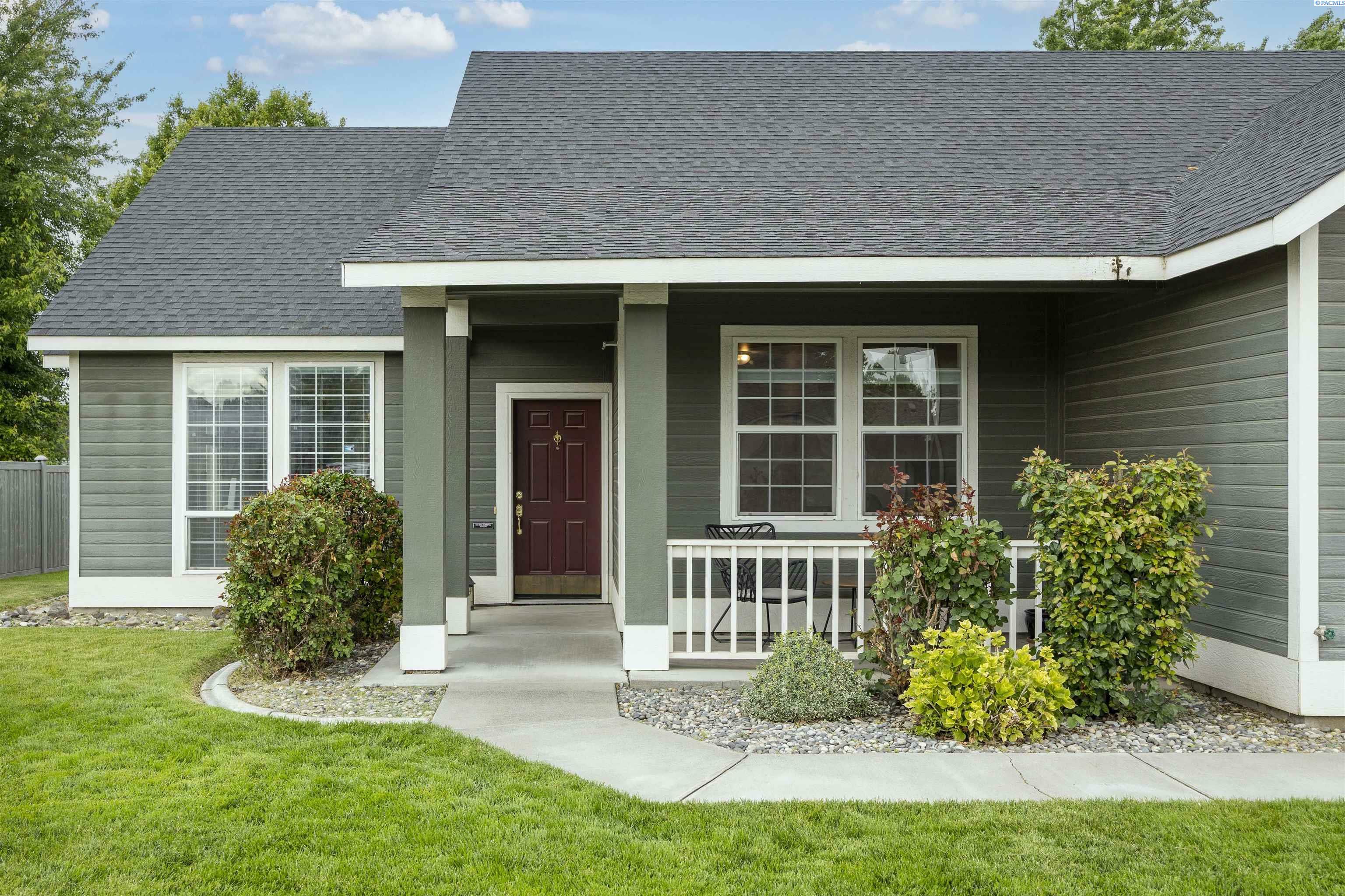 Property Photo: 1489 Desert Springs Ave WA 99352