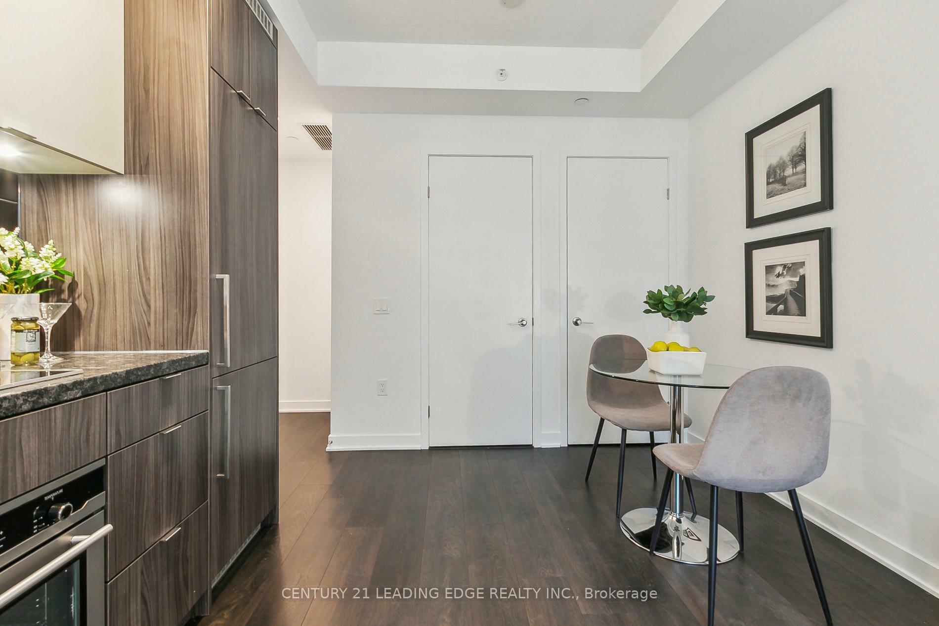 Property Photo: 115 Blue Jays Way 519 ON M5V 0N4