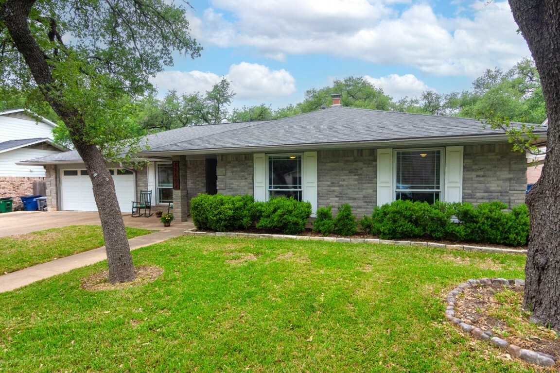 Property Photo: 11602 Three Oaks Trail TX 78759