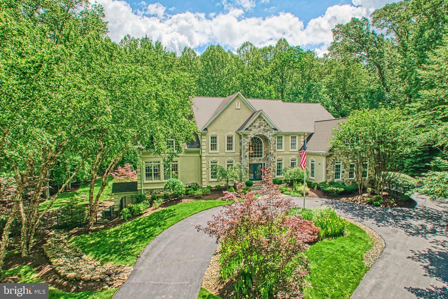 Property Photo: 5026 Huntwood Manor Drive VA 22030