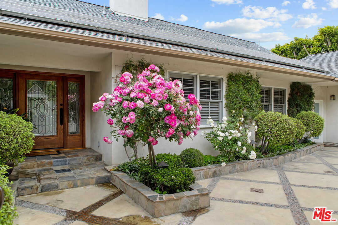 Property Photo: 2660 Carman Crest Dr CA 90068