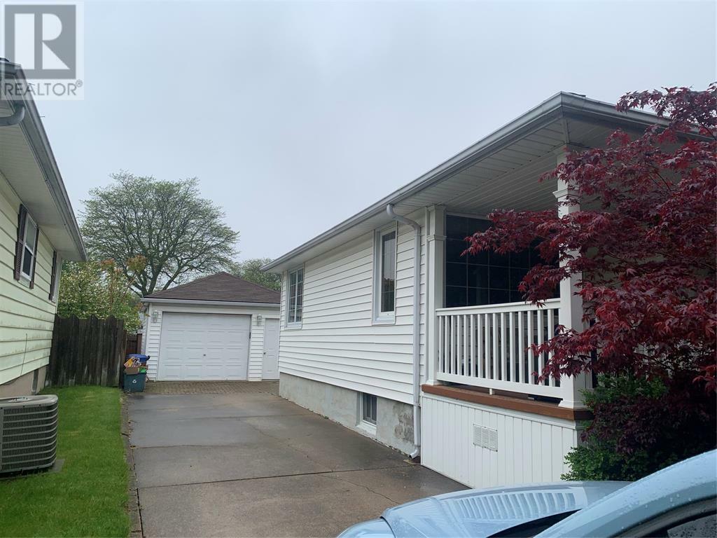 Photo de la propriété: 90 Mayfair Drive ON N7S 1K9