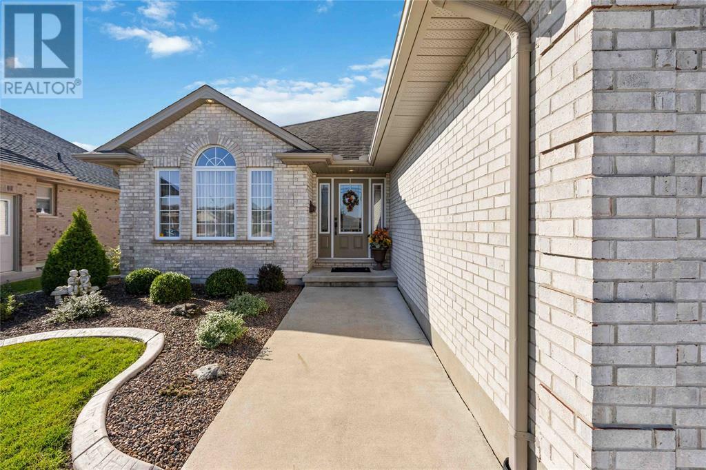 Photo de la propriété: 541 Glen Abbey Drive ON N7T 0A6