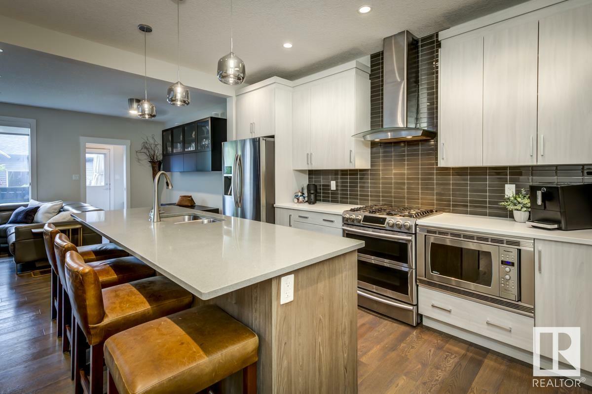 Photo de la propriété: 8727 77 Avenue NW AB T6C 0L6