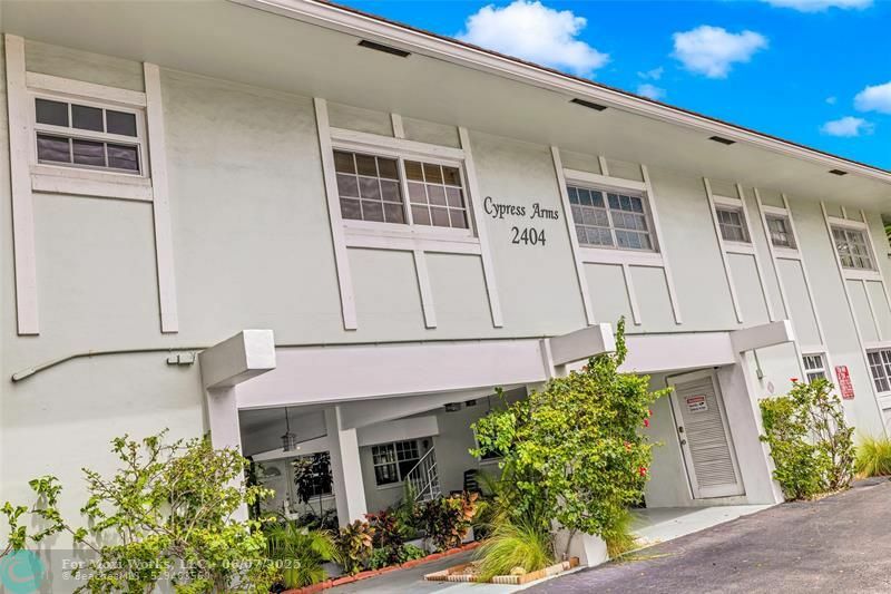 Property Photo: 2404 NE 33rd Ave 6 FL 33305