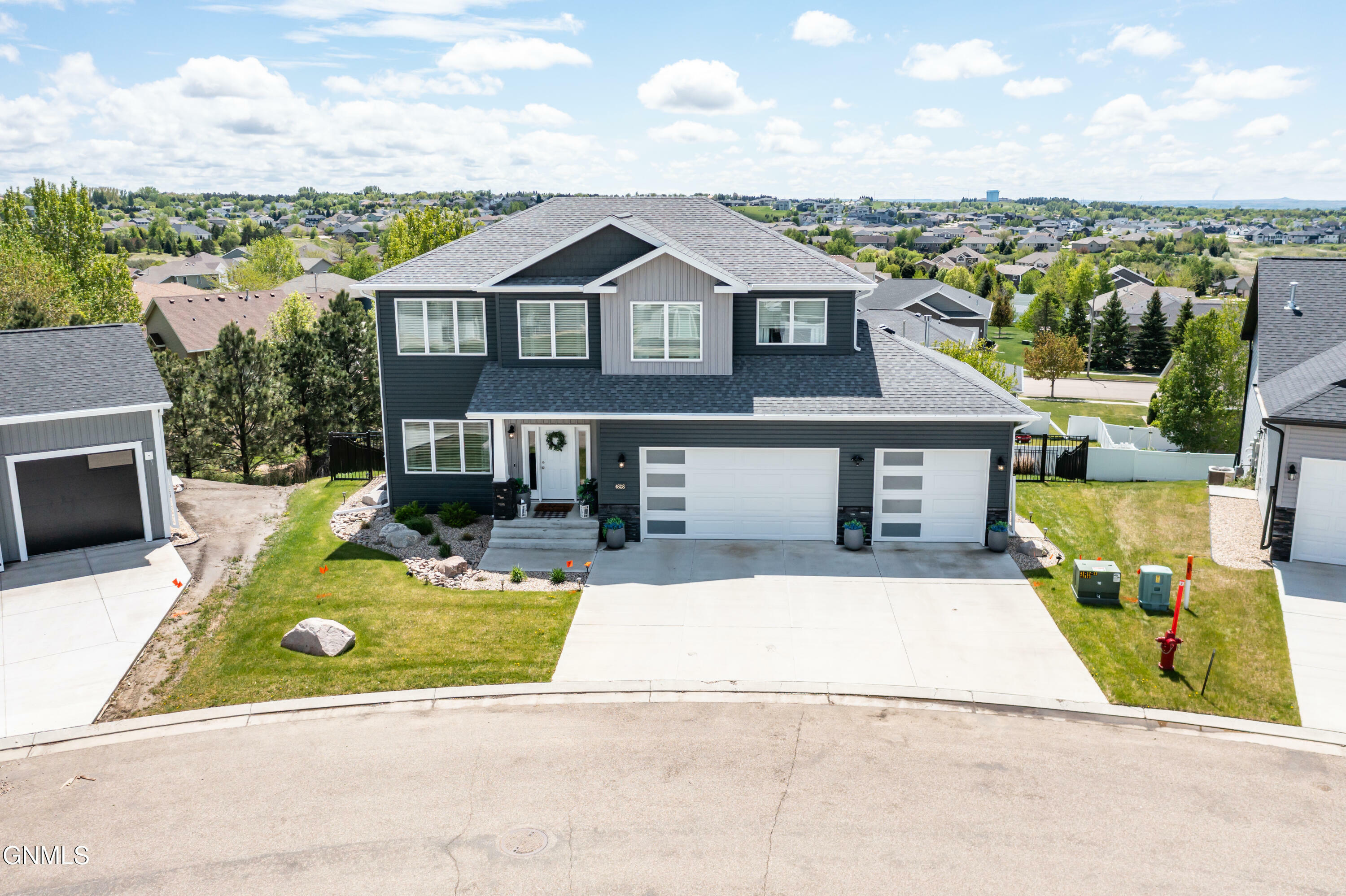 Property Photo: 4808 Cornice Lp ND 58503
