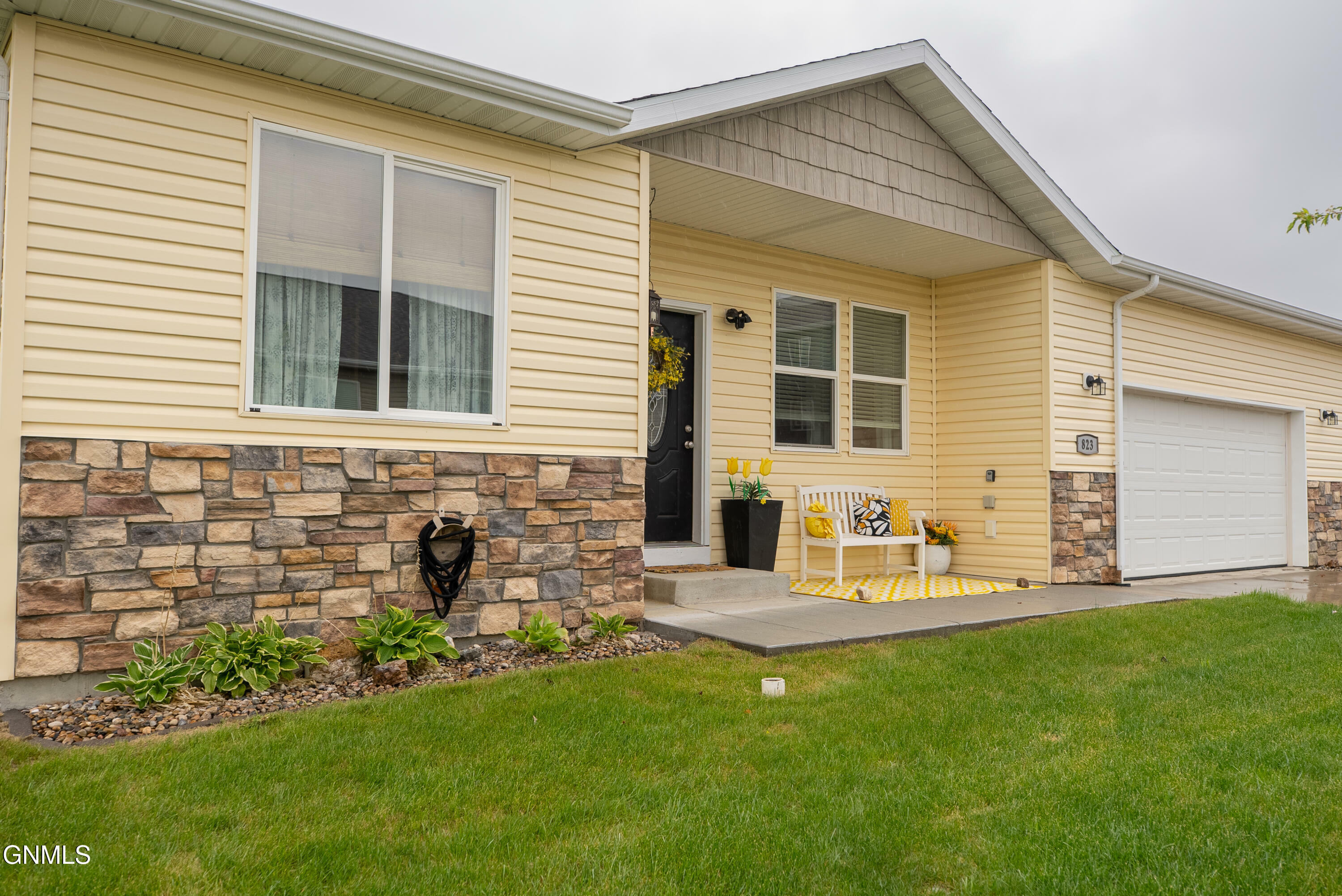 Property Photo: 823 Canada Avenue ND 58503
