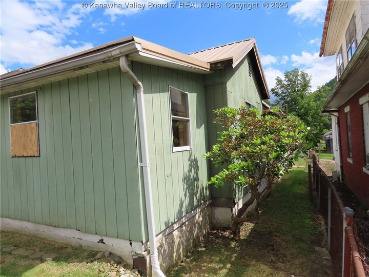 Property Photo: 1023 2nd Avenue WV 25136