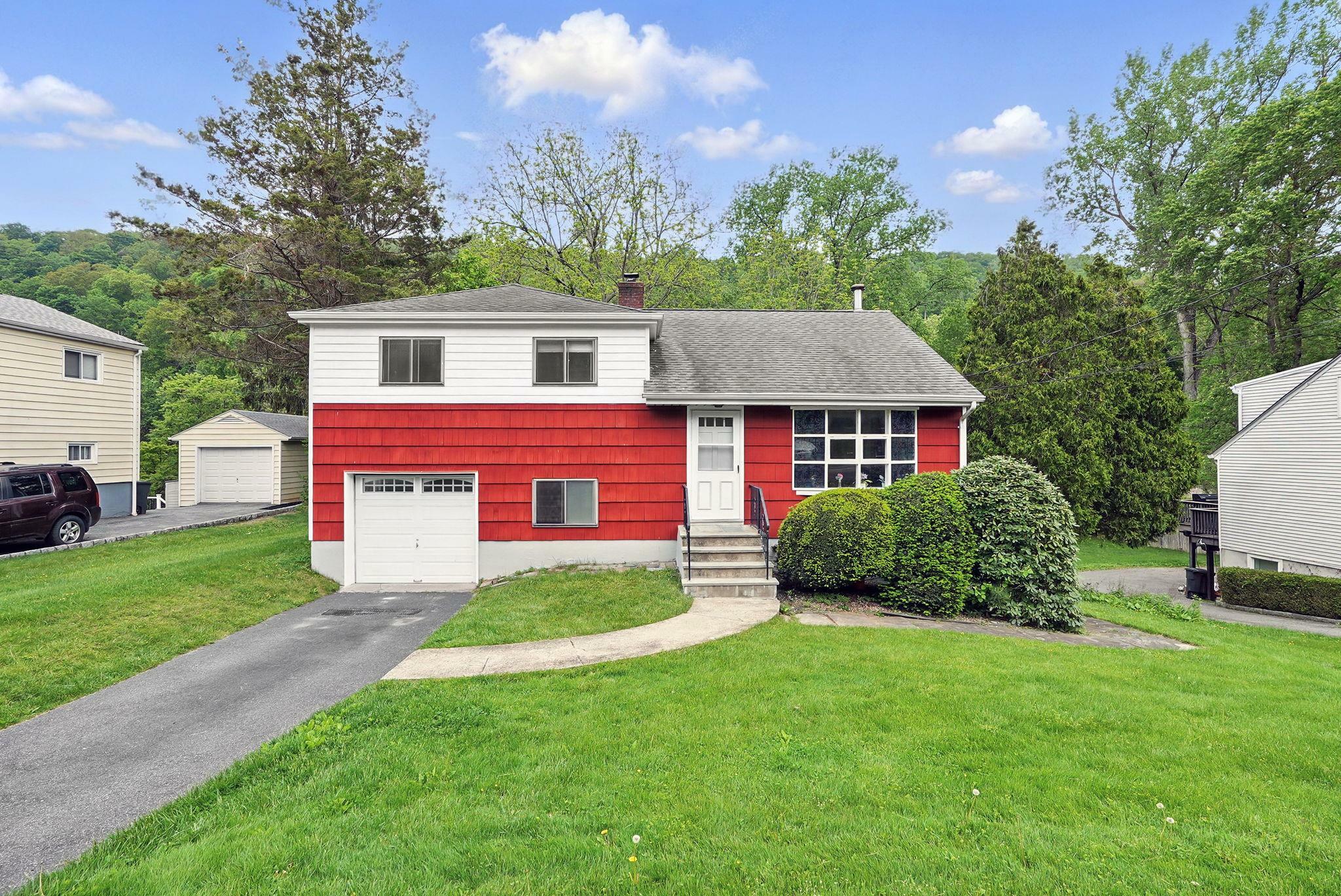 Property Photo:  520 Washington Avenue  NY 10570 