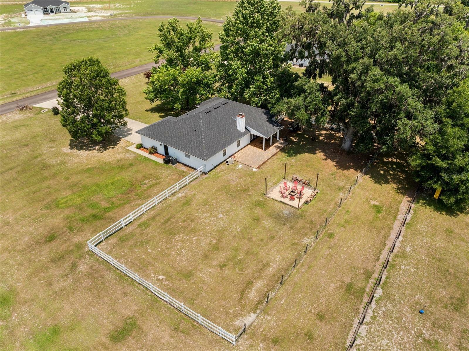 Property Photo: 25477 NW 174th Place FL 32643
