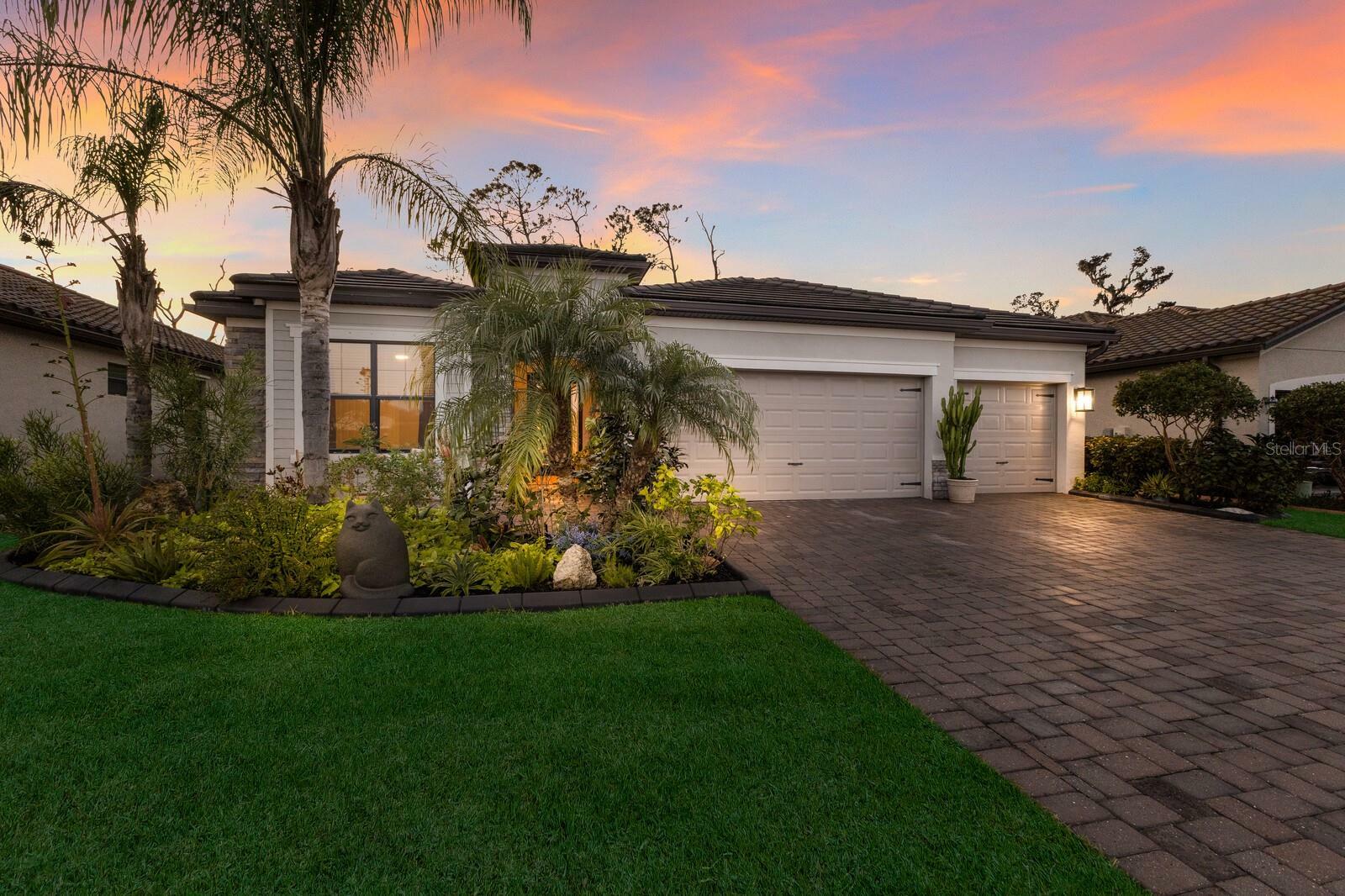 Property Photo: 706 Acacia Court FL 34212