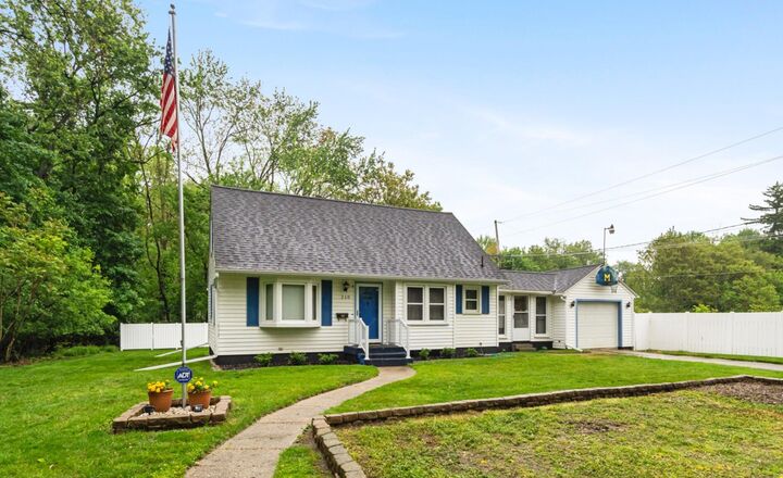 210 E Palmer Avenue  Jackson MI 49203 photo