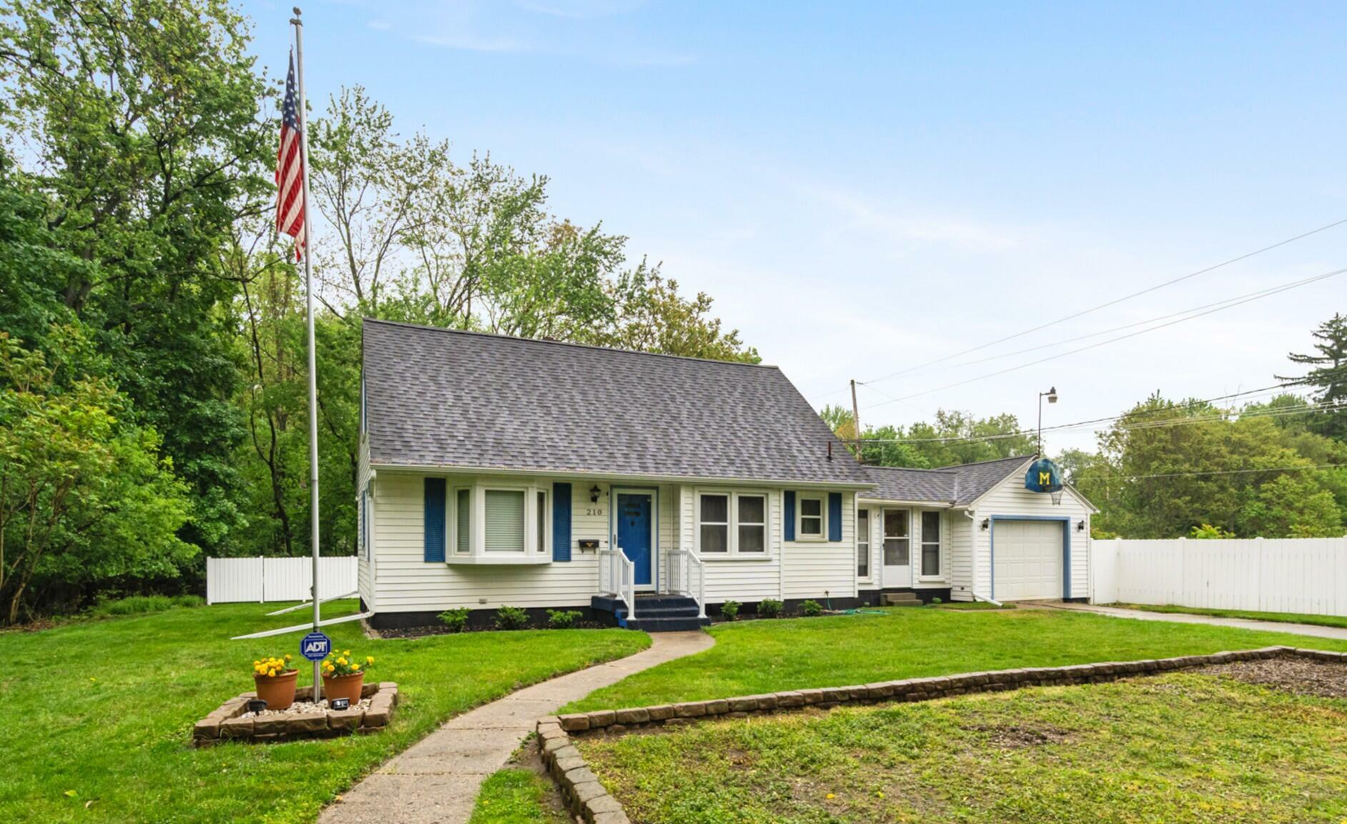Property Photo: 210 E Palmer Avenue MI 49203