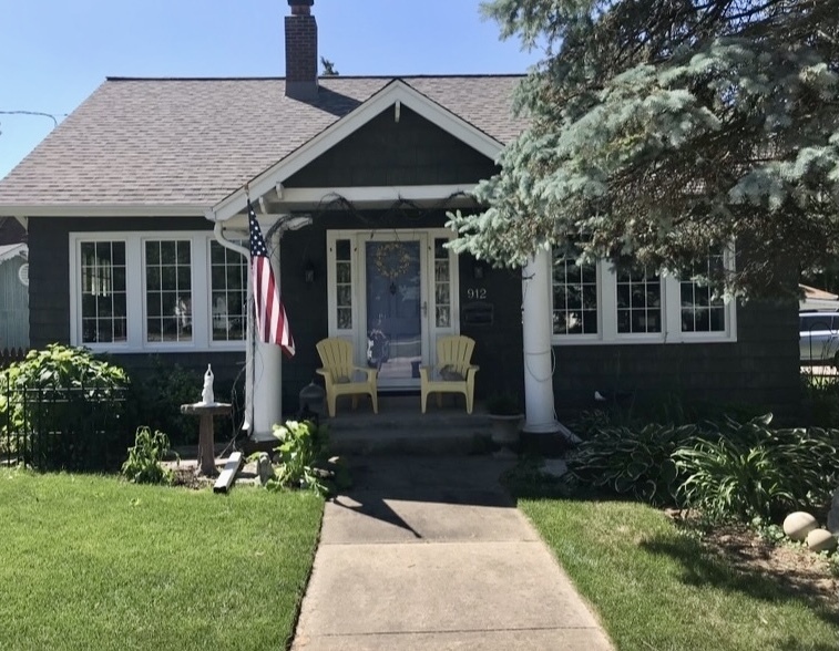 Property Photo:  912 Dekalb Avenue  IL 60178 