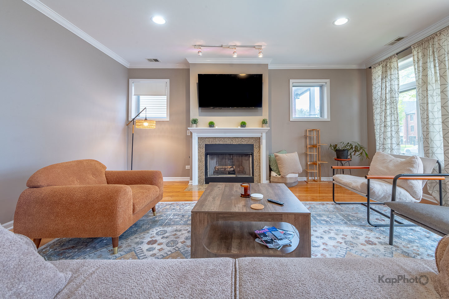 Property Photo: 633 E Bowen Avenue 1W IL 60653