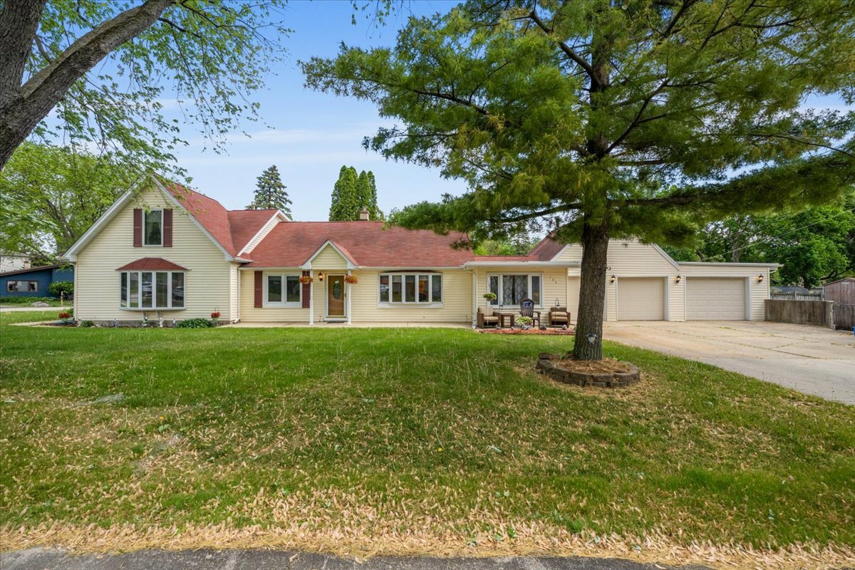 Property Photo: 125 Maple Court IL 60134