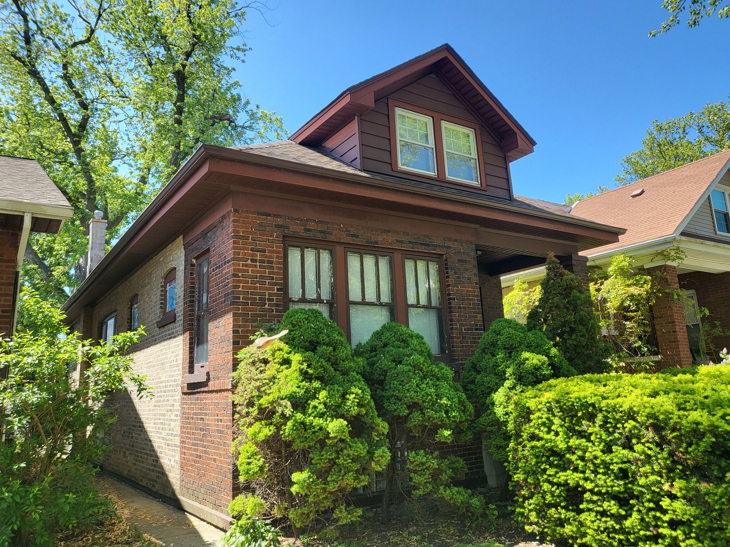 Property Photo: 6055 W Dakin Street IL 60634