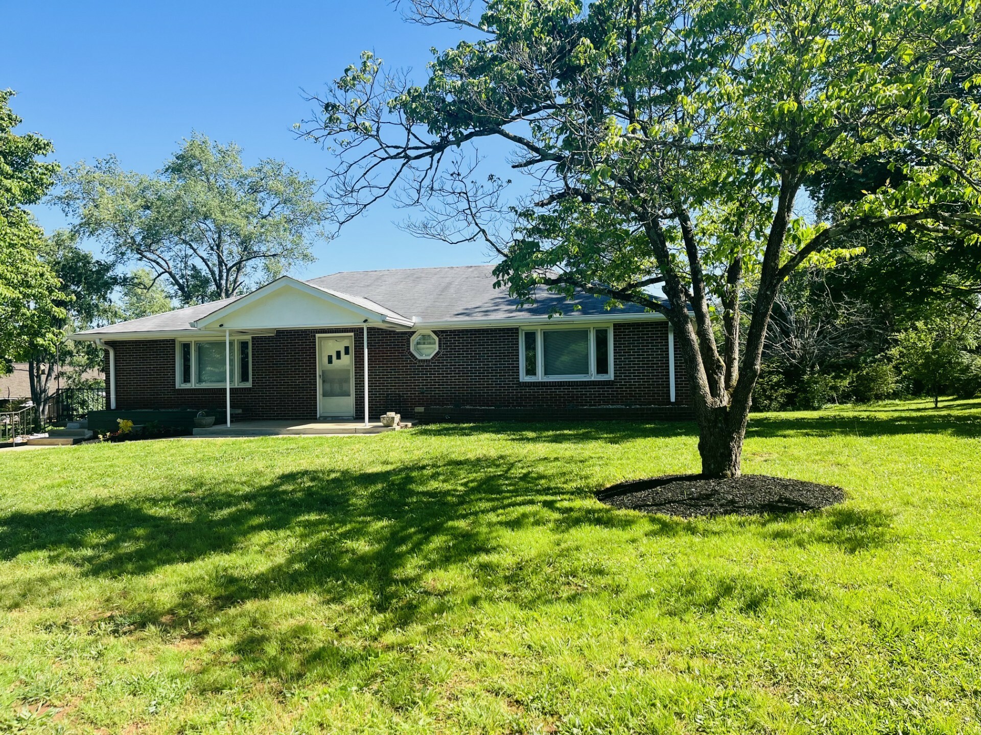 Property Photo: 302 Fairfax Ave TN 37130