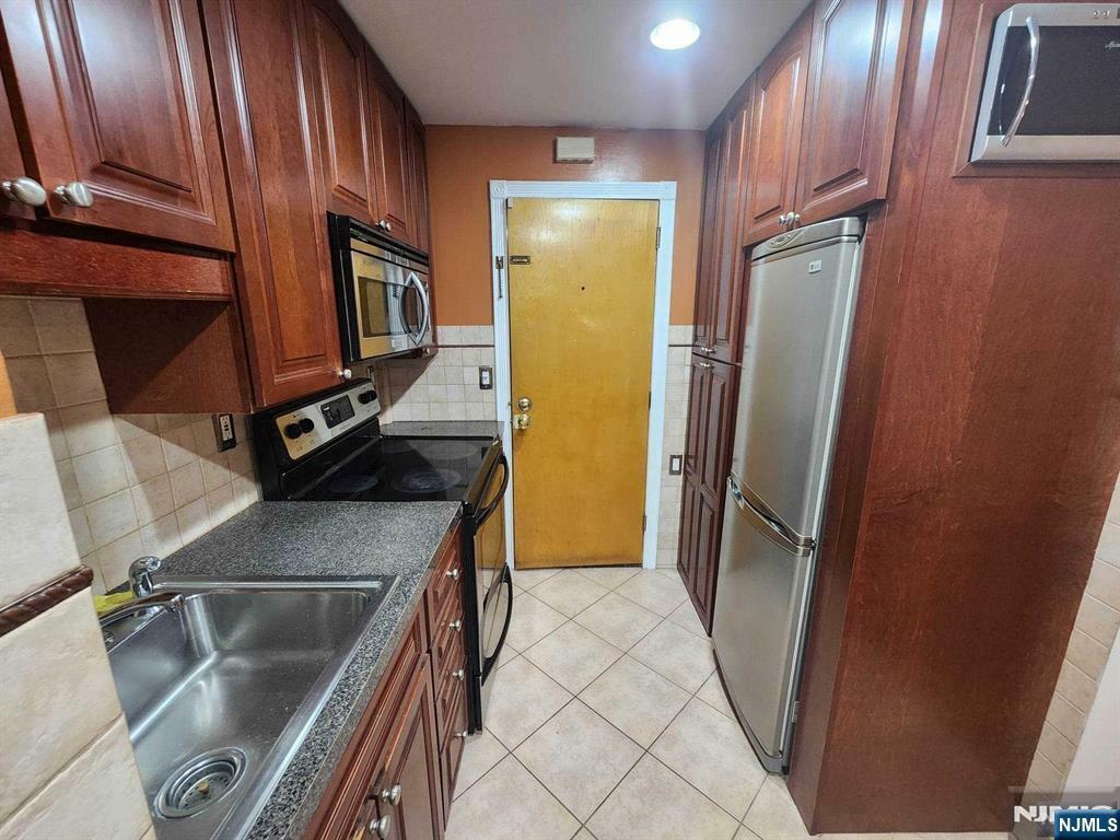 Property Photo:  13 S 3rd Street 2F  NJ 07029 