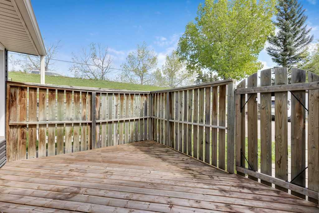 Property Photo: 46 Glamis Green SW 132 AB T3E 6V1