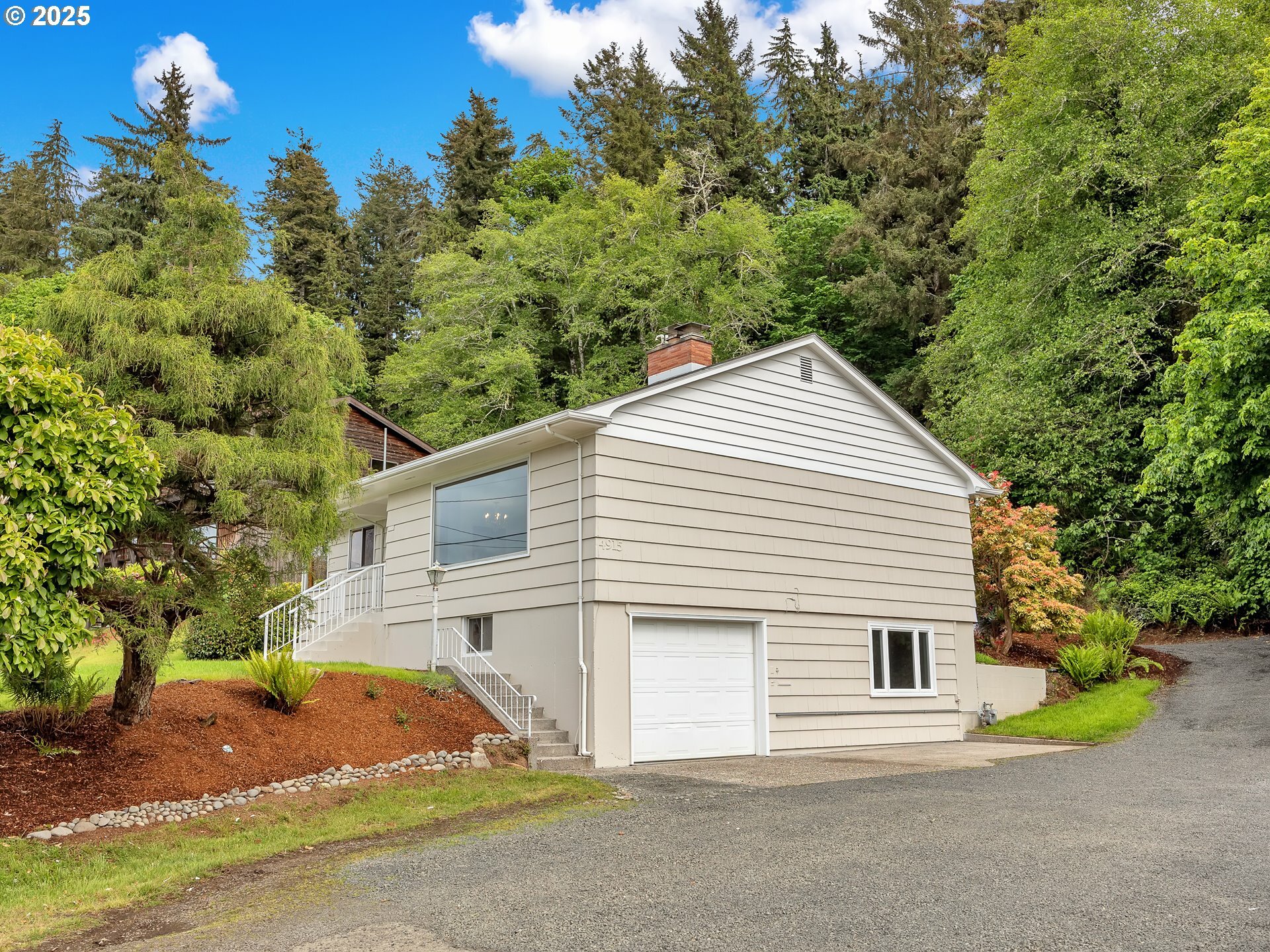 Property Photo: 4915 Leif Erikson Dr OR 97103