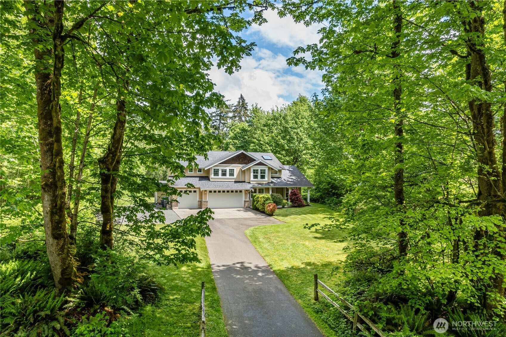 Property Photo: 5215 E Lake Bosworth Dr WA 98290