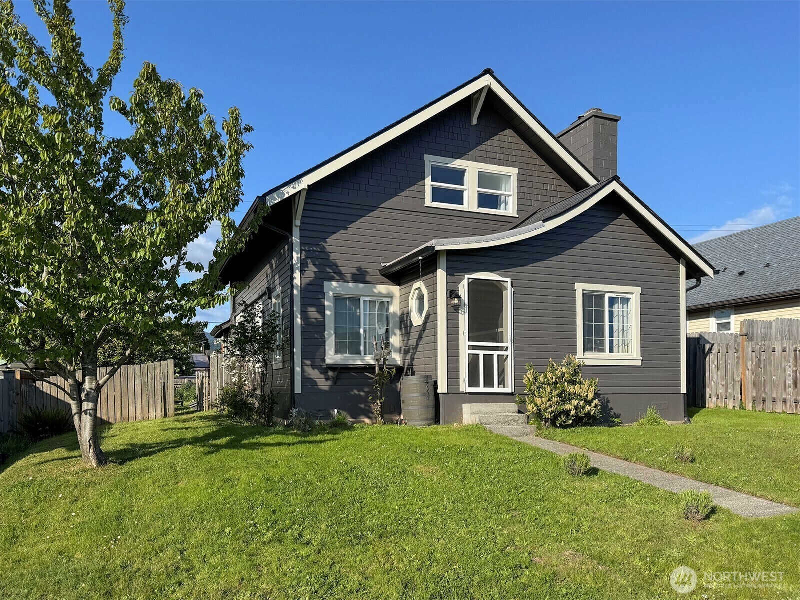 Property Photo: 814 W Fifth Street WA 98262