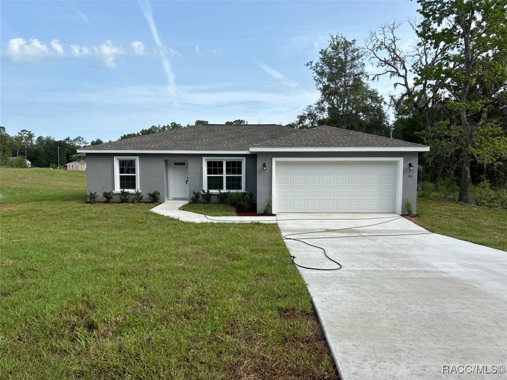 Property Photo: 953 W Cadima Place FL 34434