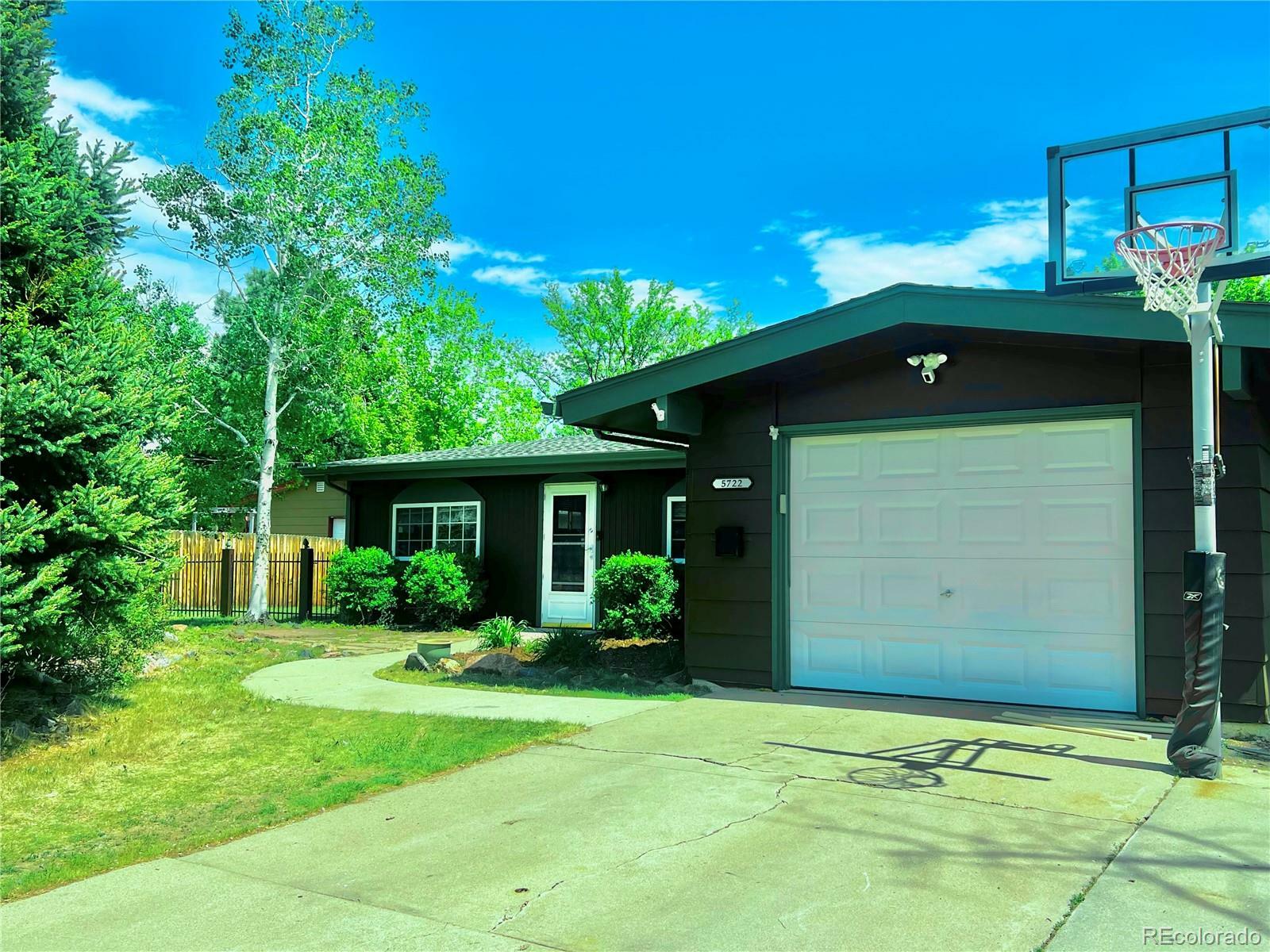 Property Photo: 5722 W Chestnut Avenue CO 80128